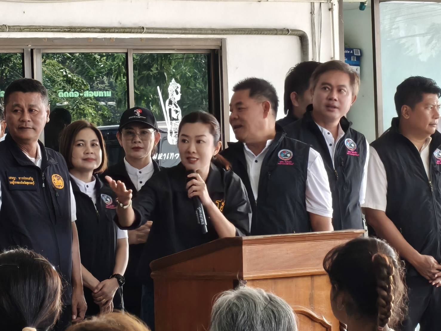 title - ส.ป.ก. ร่วมติดตาม รมช.กษ. (นางสาวปิยะรัฐชย์ ติยะไพรัช) และคณะ ลงพื้นที่ติดตามสถานการณ์อุทกภัยในพื้นที่จังหวัดสุพรรณบุรี พร้อมมอบถุงยังชีพช่วยเหลือประชาชนผู้ประสบภัย